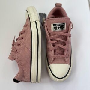 Converse Low Top Sneakers in Dusty Pink